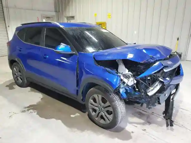 KNDEU2AA8P7391753 2023 KIA SELTOS-3