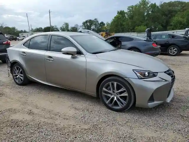 JTHBA1D27J5067821 2018 LEXUS IS-3