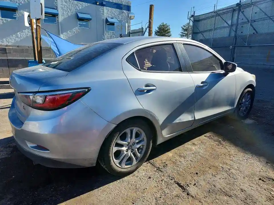 3MYDLBYV6JY321747 2018 TOYOTA YARIS-2