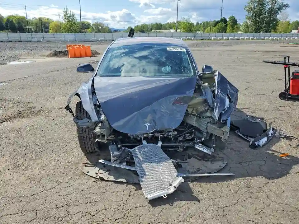 5YJ3E1EA8JF050976 2018 TESLA MODEL 3-4