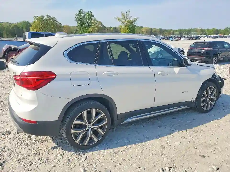WBXHU7C39J5H38976 2018 BMW X1-2