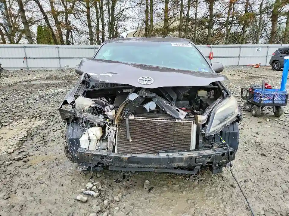 5TDXZ3DC9HS790658 2017 TOYOTA SIENNA-4