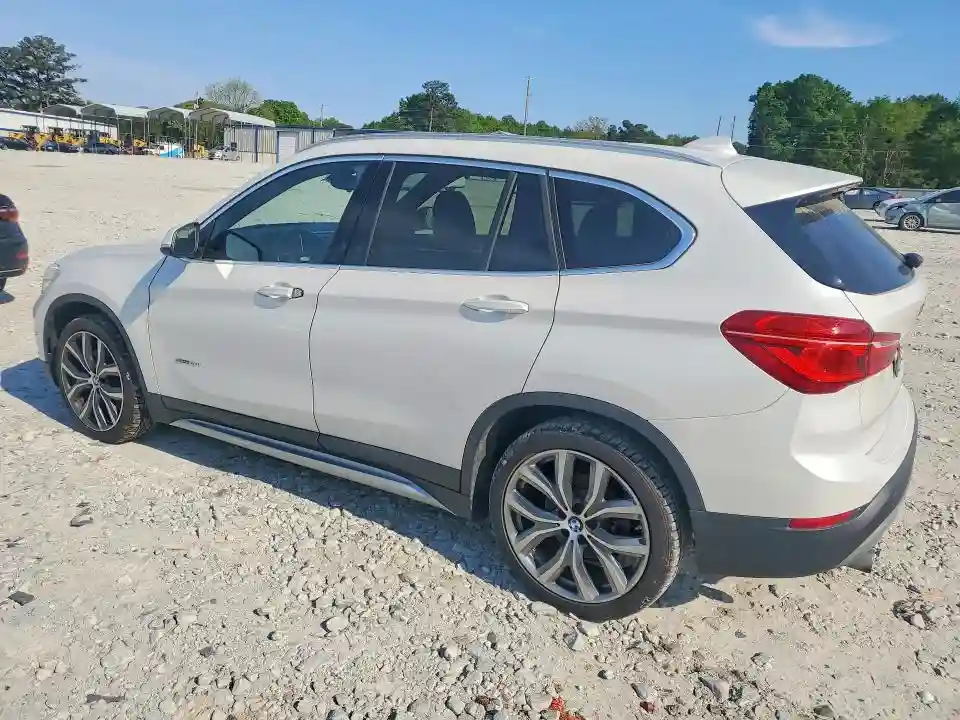 WBXHU7C39J5H38976 2018 BMW X1-1