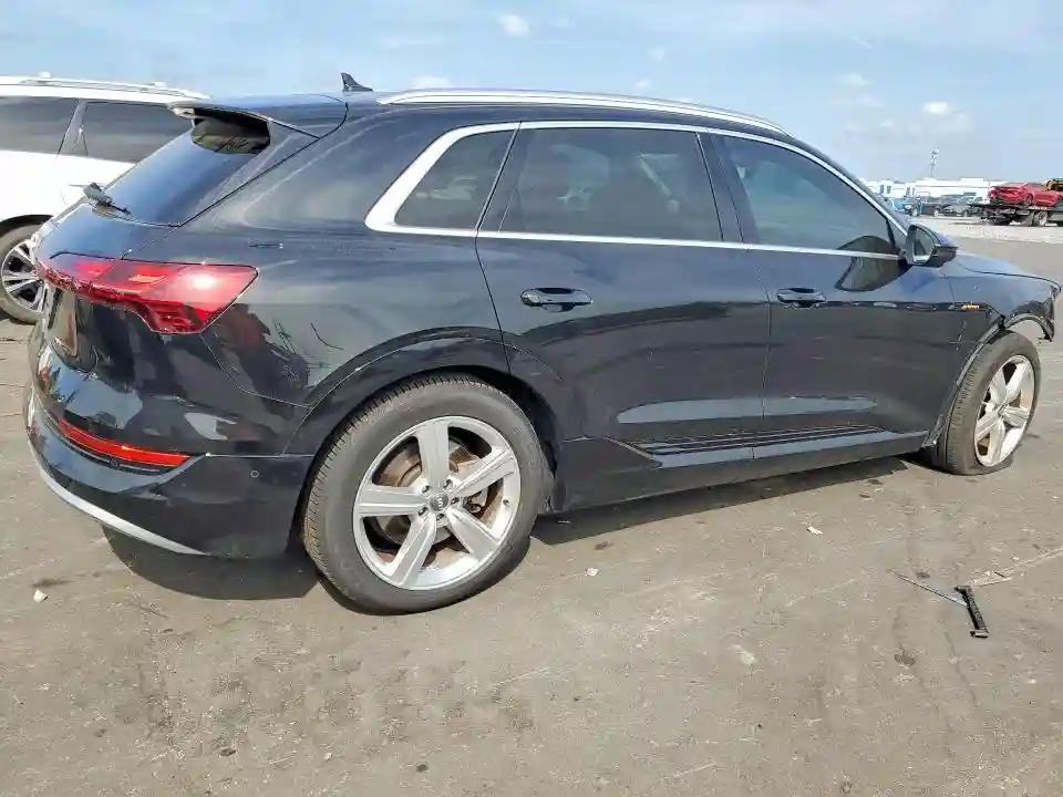 WA1LAAGE1KB023001 2019 AUDI E-TRON-2