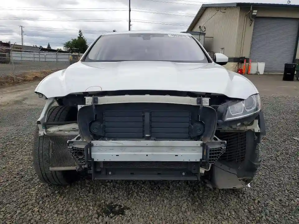 SADCJ2GX5JA237057 2018 JAGUAR F-PACE-4