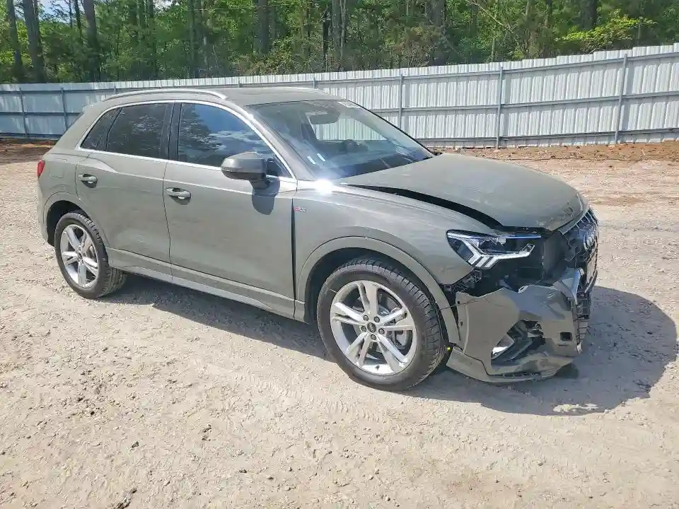 WA1EECF37R1143801 2024 AUDI Q3-3