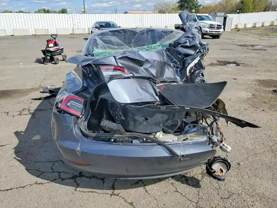 5YJ3E1EA8JF050976 2018 TESLA MODEL 3-5