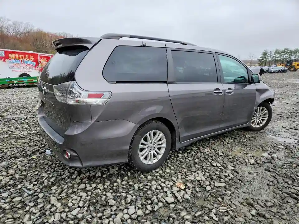 5TDXZ3DC9HS790658 2017 TOYOTA SIENNA-2