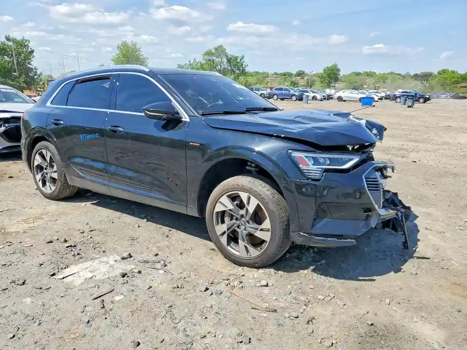 WA1AAAGEXMB020642 2021 AUDI E-TRON-3