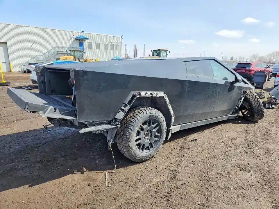 7G2CEHEE7RA046855 2024 TESLA CYBERTRUCK-2