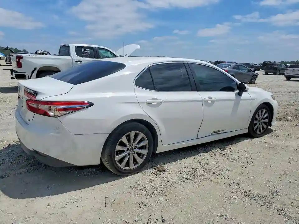 4T1B11HK8JU082468 2018 TOYOTA CAMRY-2