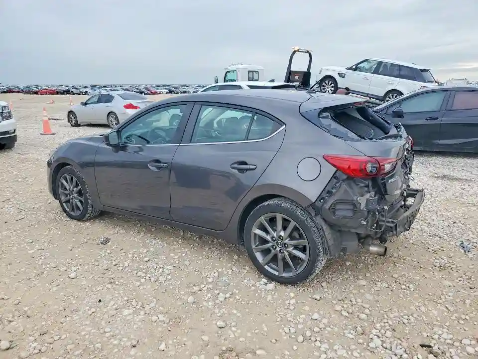 3MZBN1L38JM270031 2018 MAZDA 3-1