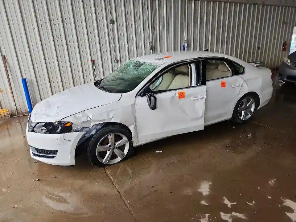 1VWBS7A34FC023662 2015 VOLKSWAGEN PASSAT-0