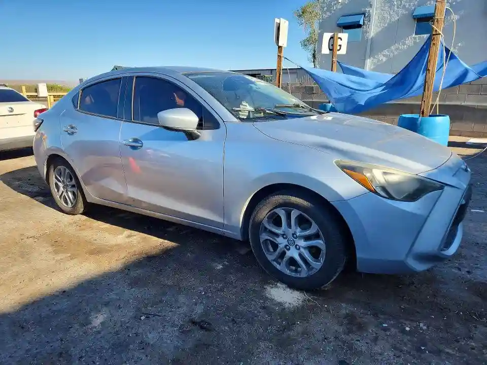 3MYDLBYV6JY321747 2018 TOYOTA YARIS-3