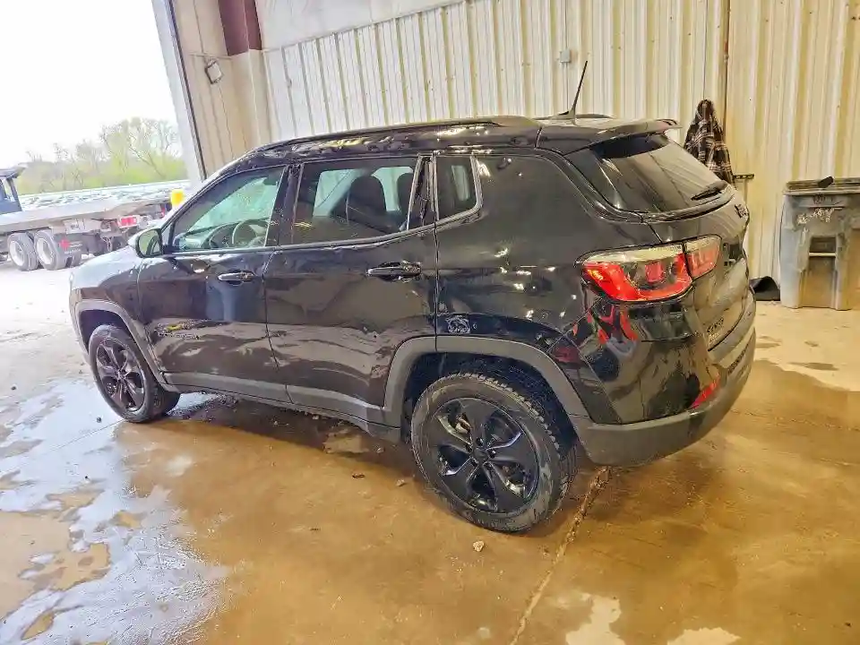 3C4NJDBB7JT453903 2018 JEEP COMPASS-1