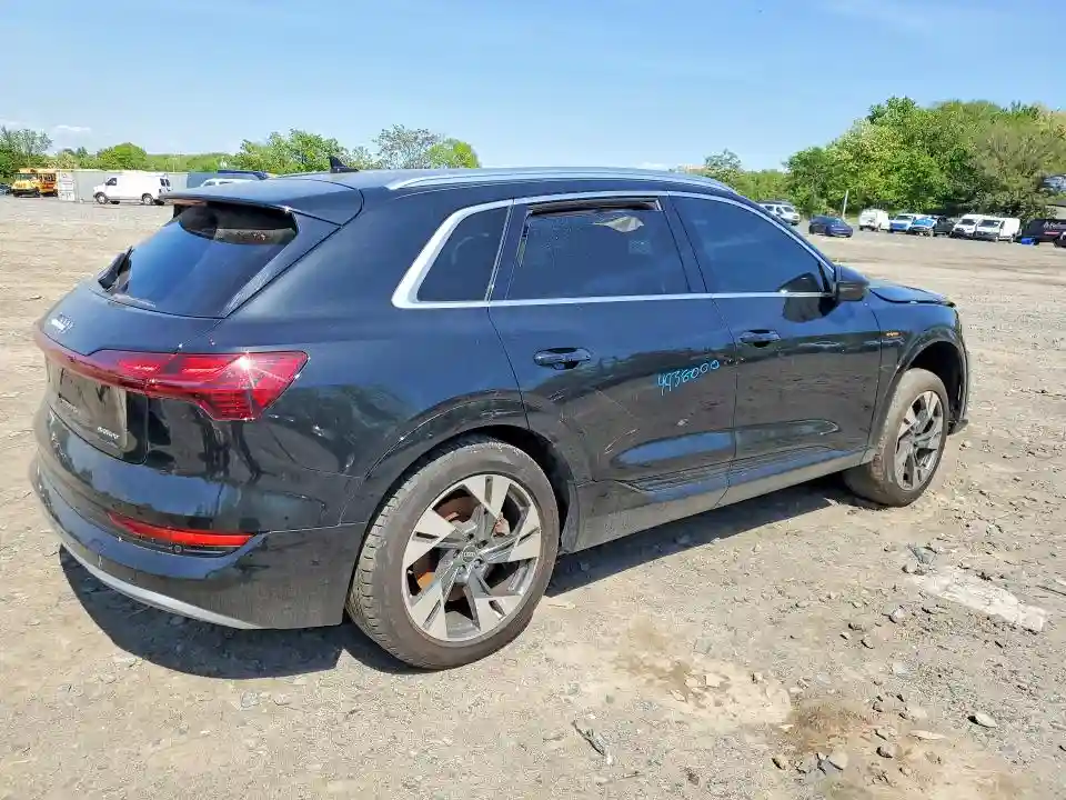 WA1AAAGEXMB020642 2021 AUDI E-TRON-2