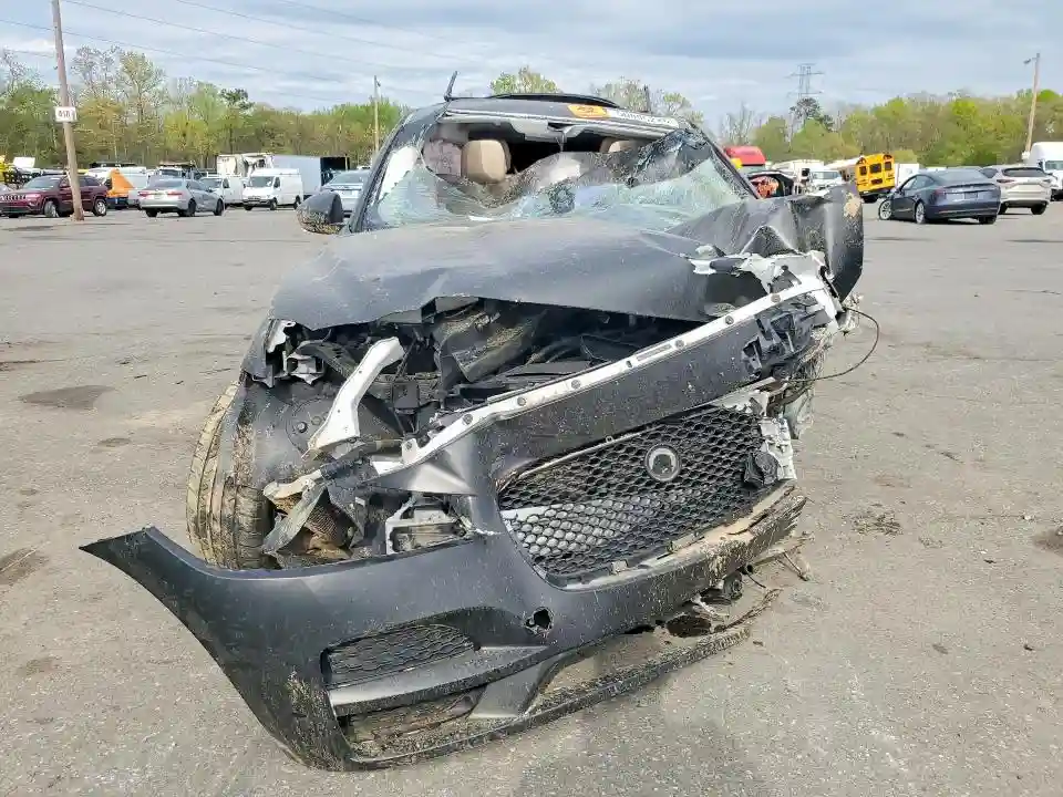 SADCJ2GX5JA237012 2018 JAGUAR F-PACE-4