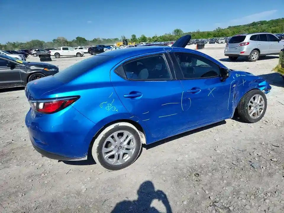 3MYDLBYV4JY331113 2018 TOYOTA YARIS-2