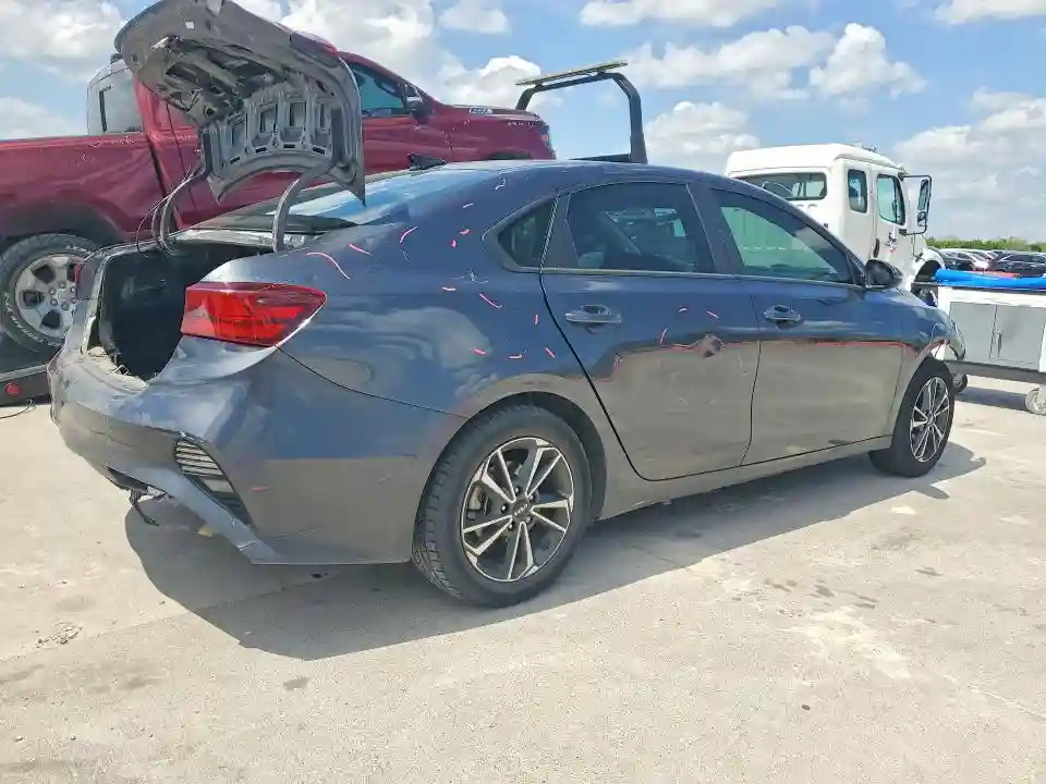 3KPF24AD9PE653988 2023 KIA FORTE-2