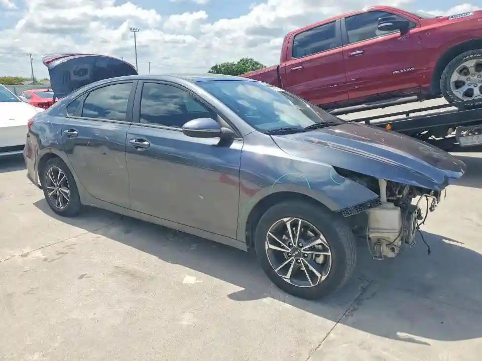 3KPF24AD9PE653988 2023 KIA FORTE-3