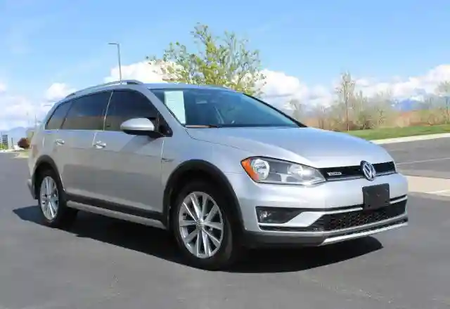 3VWH17AU0HM519775 2017 VOLKSWAGEN GOLF-0