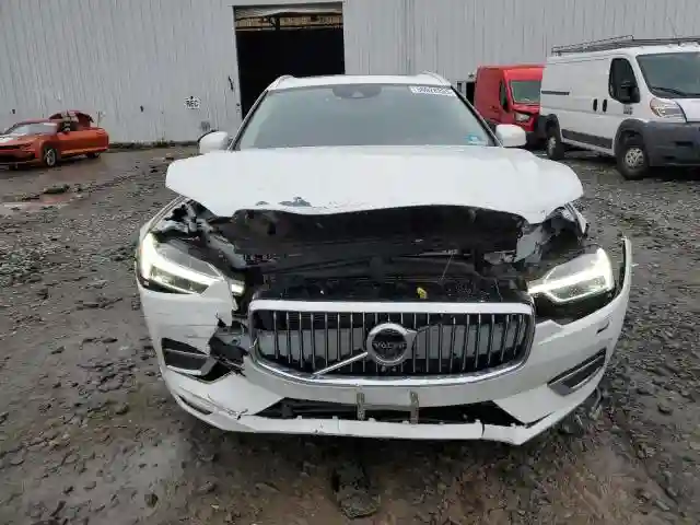 YV4A22RL8J1061208 2018 VOLVO XC60-4