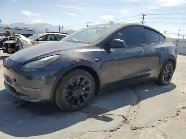 7SAYGDEEXRA237667 2024 TESLA MODEL Y-0