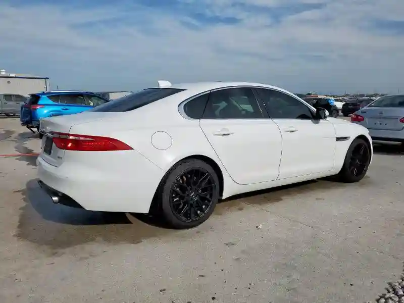 SAJBE4BV4HCY31023 2017 JAGUAR XF-2