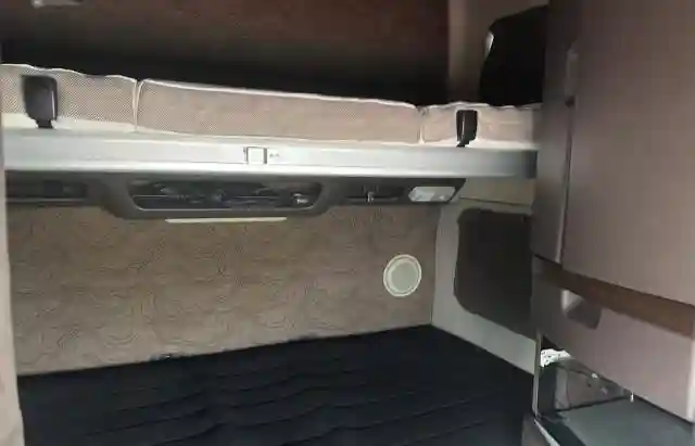 4V4NC9EH6HN980403 2017 VOLVO VN-5
