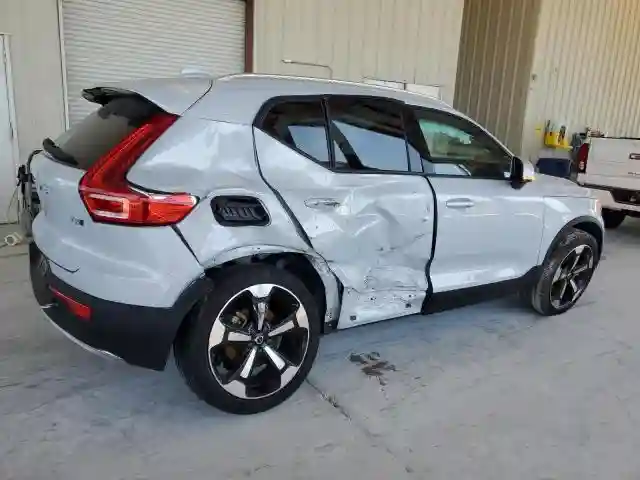 YV4162UK4N2782984 2022 VOLVO XC40-2