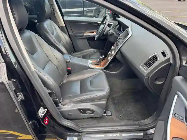 YV440MRU5H2028551 2017 VOLVO XC60-4