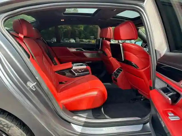 WBA7H6C54JG614931 2018 BMW M7-4