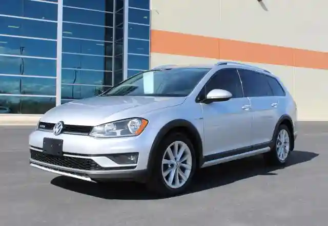 3VWH17AU0HM519775 2017 VOLKSWAGEN GOLF-1