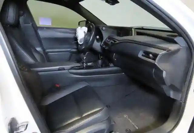 JTHY3JBH4K2014363 2019 LEXUS UX 200-4