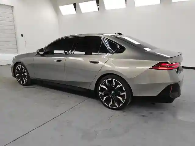 WBA43FJ08RCP88920 2024 BMW 5 SERIES-1