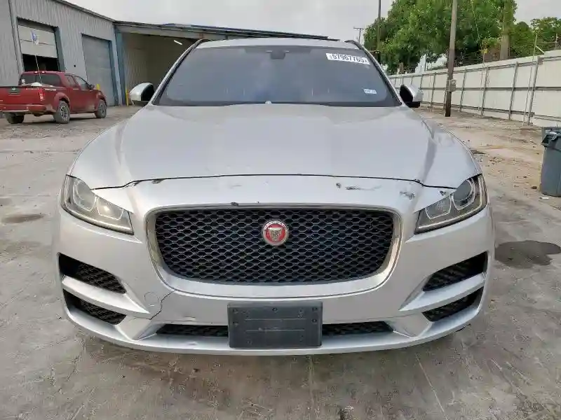 SADCJ2BN8HA092712 2017 JAGUAR F-PACE-4