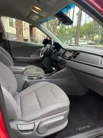 KNDCB3LC7H5069846 2017 KIA NIRO-4