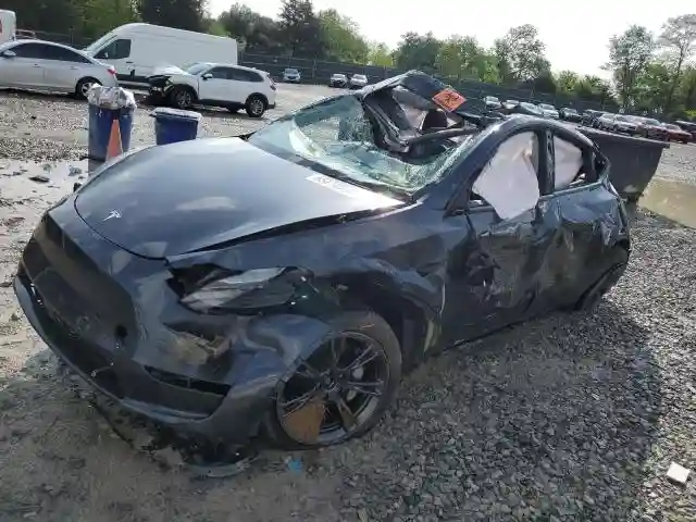 7SAYGDEEXRA324517 2024 TESLA MODEL Y-0
