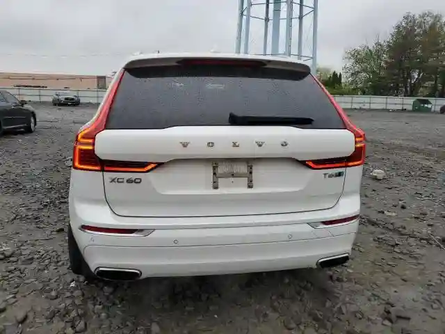 YV4A22RL8J1061208 2018 VOLVO XC60-5