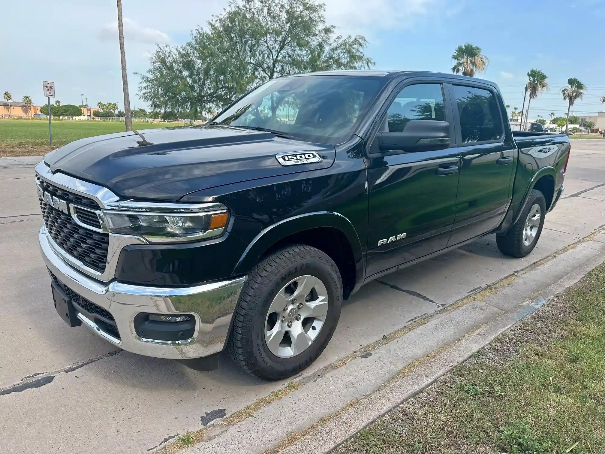 1C6SRFFP3SN562722 2025 RAM 1500-1