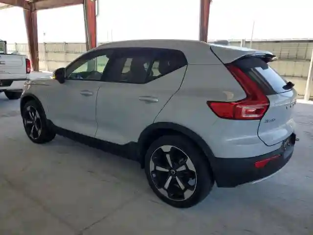 YV4162UK4N2782984 2022 VOLVO XC40-1