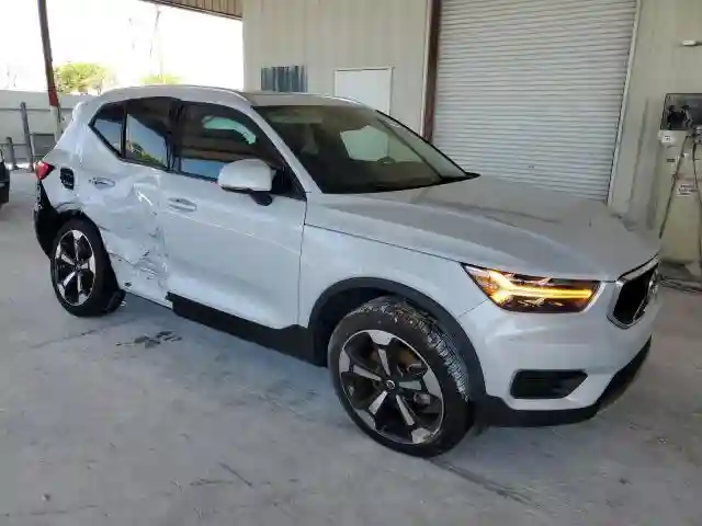 YV4162UK4N2782984 2022 VOLVO XC40-3