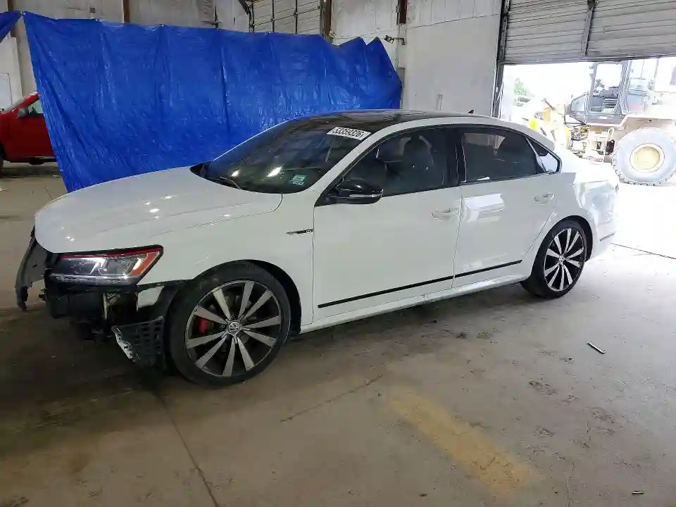 1VWJM7A33JC038619 2018 VOLKSWAGEN PASSAT-0