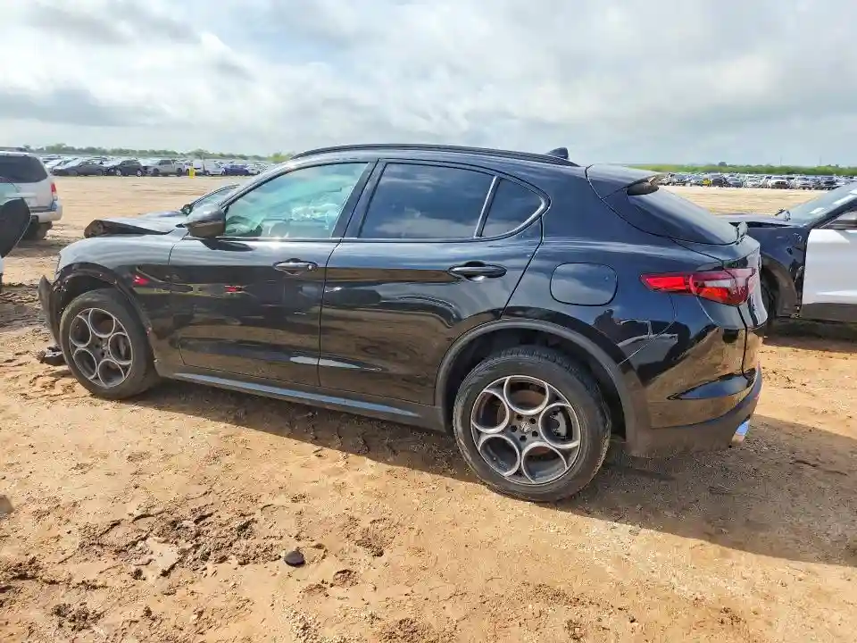 ZASPAKAN0M7D00563 2021 ALFA ROMEO STELVIO-1