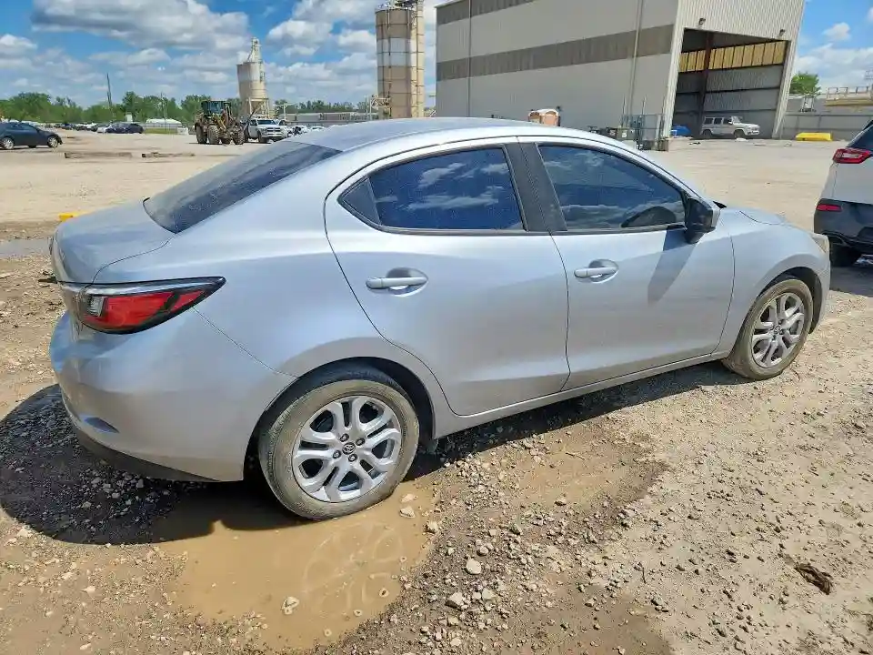 3MYDLBYV6JY321621 2018 TOYOTA YARIS-2