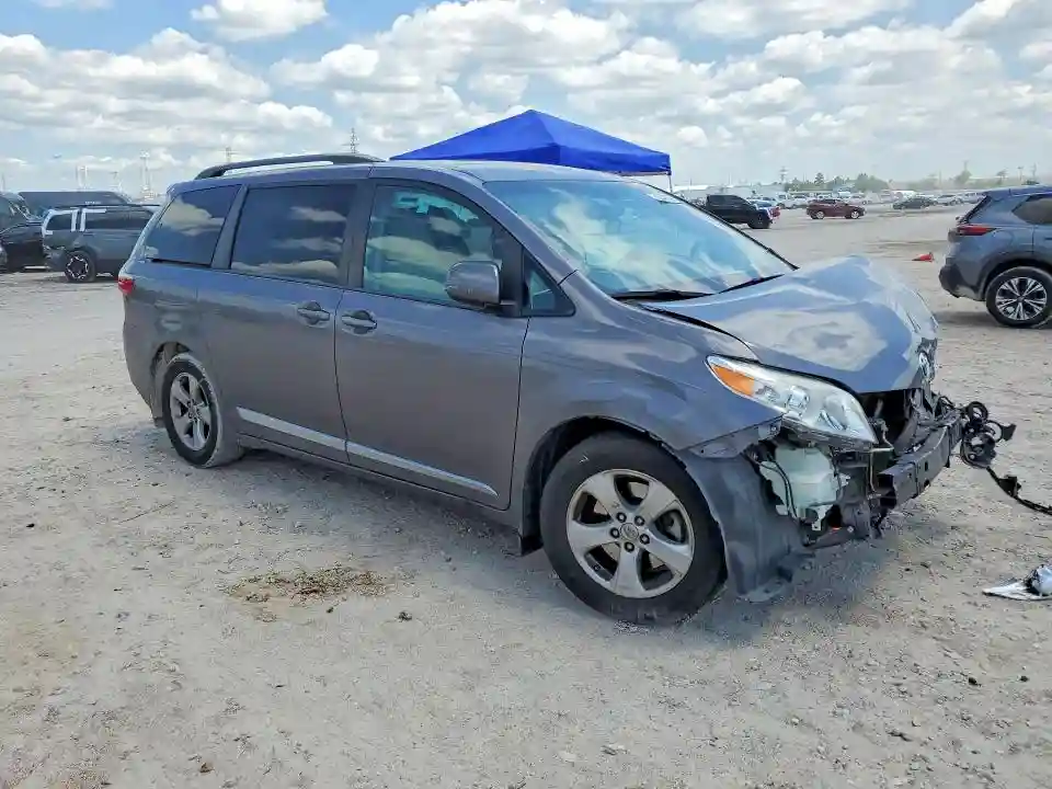 5TDKZ3DC9HS847340 2017 TOYOTA SIENNA-3