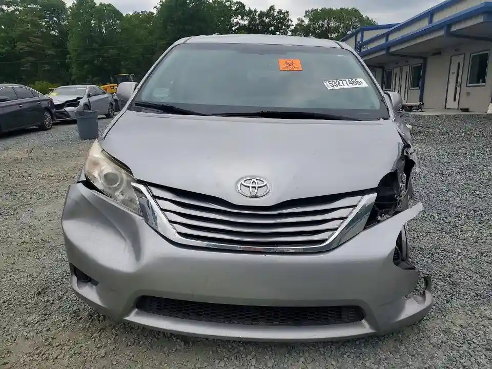5TDKZ3DC9HS831798 2017 TOYOTA SIENNA-4