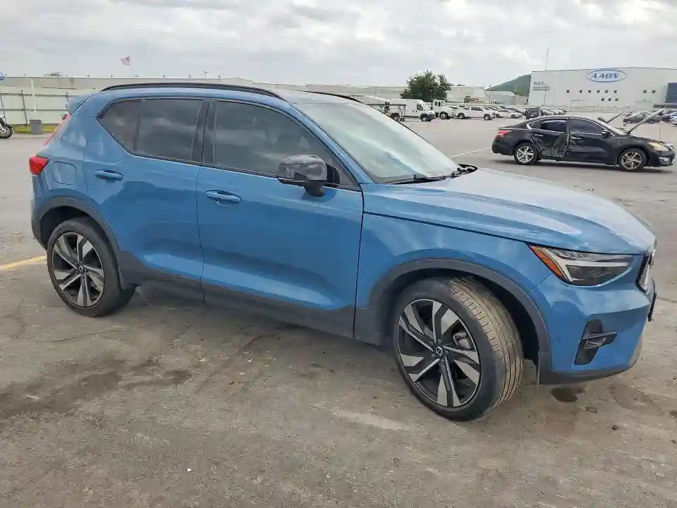 YV4L12UX2P2023689 2023 VOLVO XC40-3