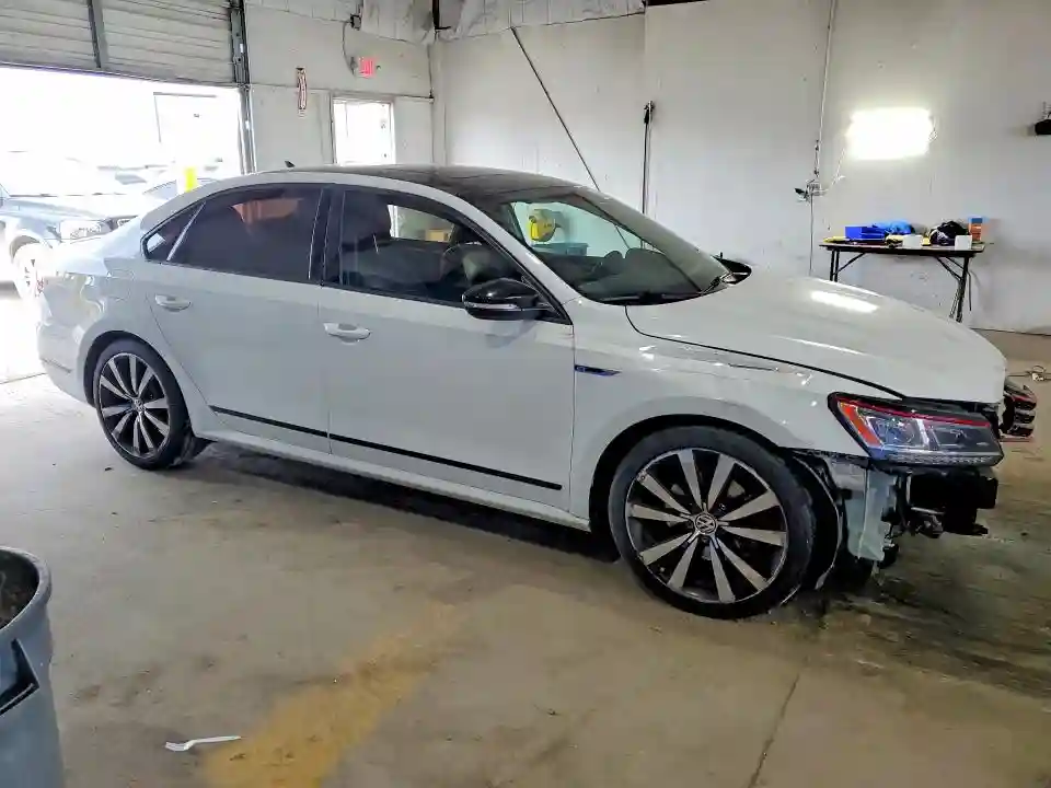 1VWJM7A33JC038619 2018 VOLKSWAGEN PASSAT-3