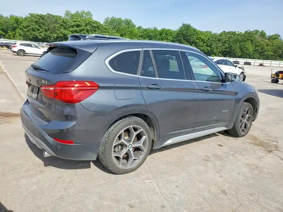 WBXHT3C3XJ5K26023 2018 BMW X1-2
